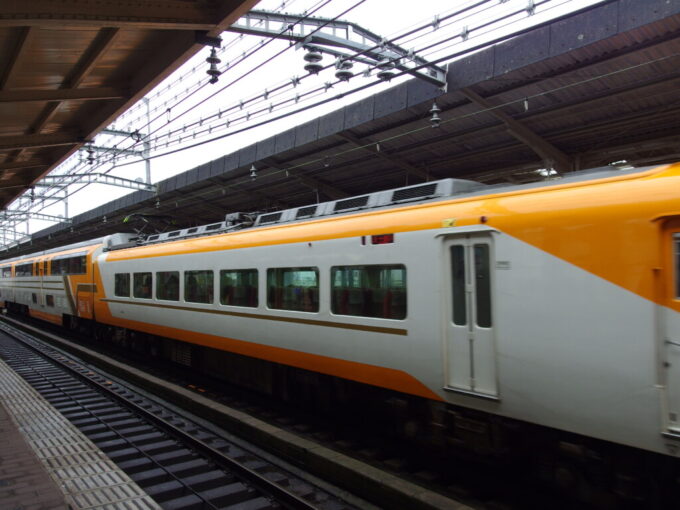 2月中旬冬の宇治山田駅を発車する堂々たるビスタカーⅢ世ビスタEX