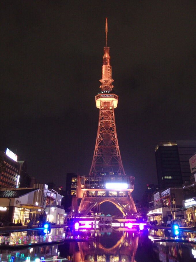 2月中旬冬の名古屋水盤に映るライトアップされた夜のテレビ塔
