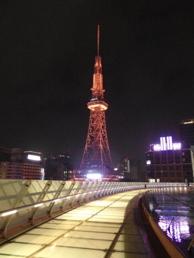 2月中旬冬の名古屋夜の栄オアシス21水の宇宙船から望む名古屋テレビ塔