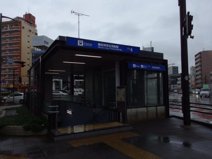 2月中旬冬の名古屋雨の降る名古屋市営地下鉄名城線熱田神宮伝馬町駅