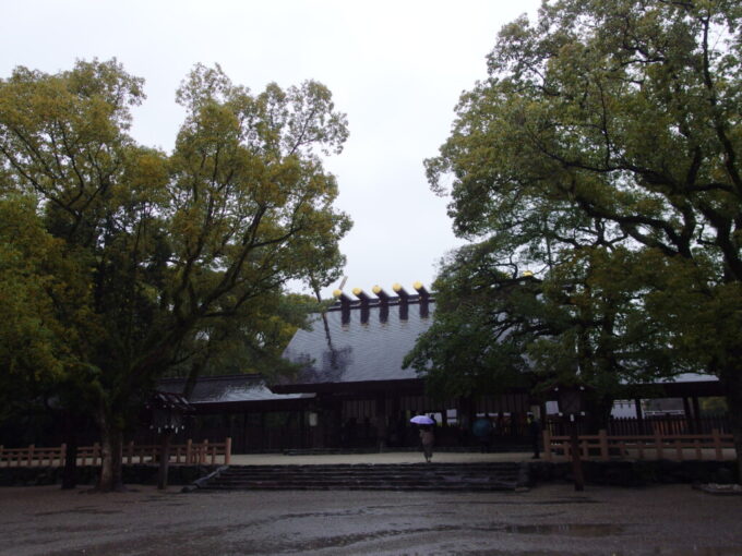 2月中旬冬の名古屋雨の熱田神宮本宮