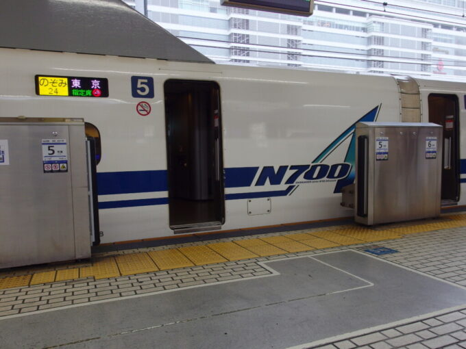 2月中旬冬の名古屋駅ホームに到着した東京行きN700Aのぞみ号
