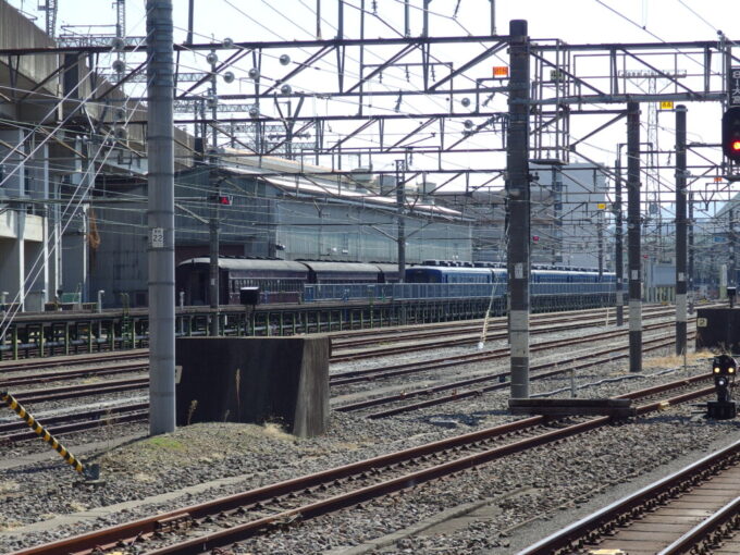 3月中旬高崎駅遠くに見える留置されたぶどう色の旧型客車