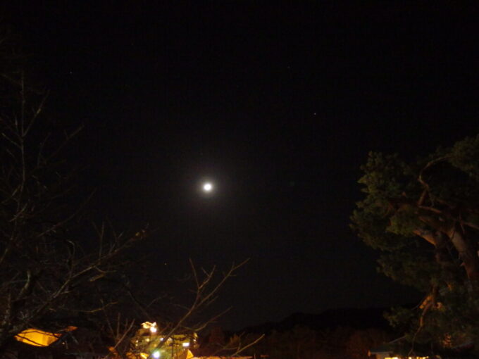 3月中旬春まだ浅い上州群馬老神温泉伍楼閣客室から見上げる明るい月と星空