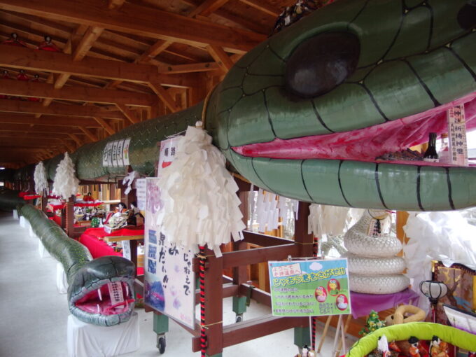 3月中旬春まだ浅い上州群馬老神温泉沼田市利根観光会館に併設された大蛇みこし展示館に展示されたギネス認定の大蛇みこし