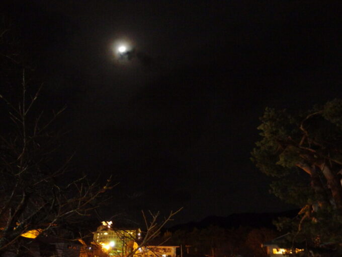 3月中旬春まだ浅い上州群馬老神温泉伍楼閣客室から見上げる雲間の月