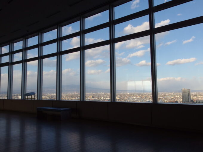 3月中旬春まだ浅い上州群馬高崎市役所21階展望室からの爽快な眺望