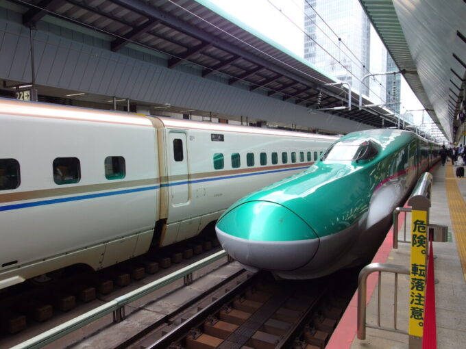 5月上旬曇天の東京駅東北新幹線ホームE5系やまびこ号盛岡行き