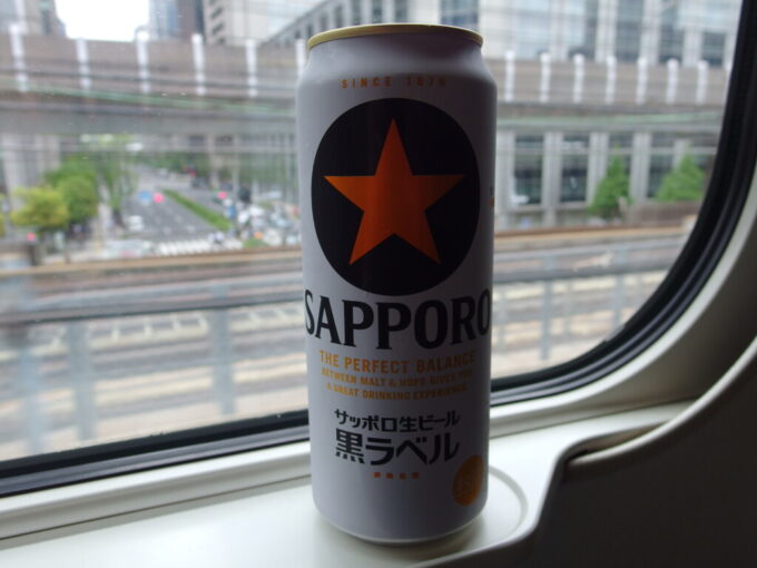 5月上旬曇天の東京駅E5系やまびこ号盛岡行き東京駅を出発しサッポロ黒ラベル金星で旅立ちの祝杯を