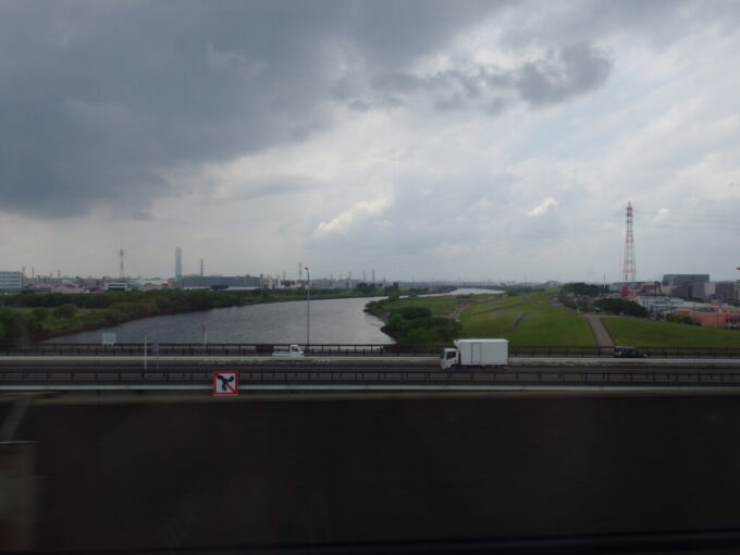 5月上旬曇天の東北新幹線E5系やまびこ号盛岡行き鉛色の荒川を渡り無事東京脱出