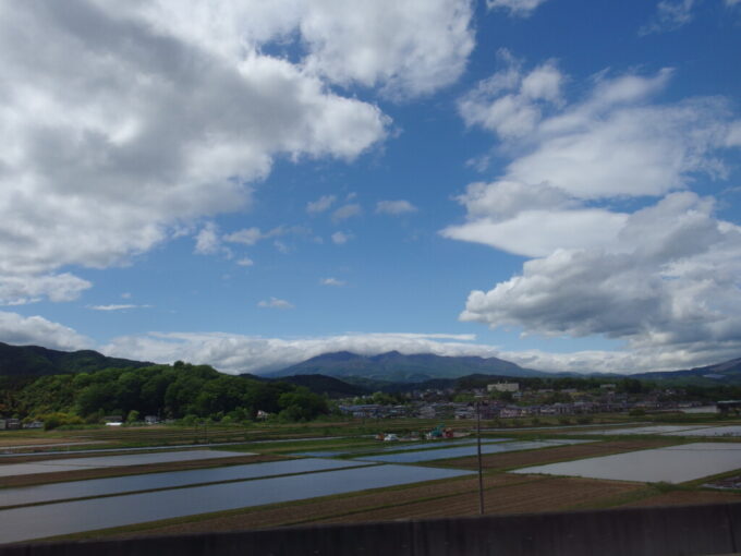 5月上旬曇天の東北新幹線E5系やまびこ号盛岡行き車窓から眺める蔵王山