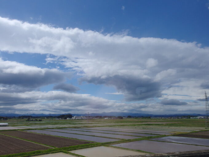 5月上旬曇天の東北新幹線E5系やまびこ号盛岡行き車窓に広がる田植えを待つ水をはられた美しい田んぼ