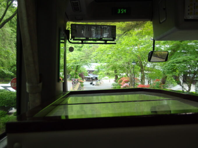 5月上旬曇天の花巻南温泉峡無料送迎シャトルバス車窓から望む歴史深い大沢温泉湯治屋の建物