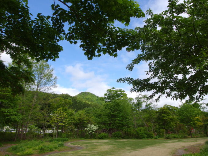 5月上旬花巻南温泉峡山の神温泉優香苑晴れ空に映える庭園の緑