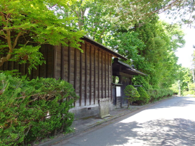 5月上旬晴天の金ケ崎浦小路地区に残る添田家の立派な門