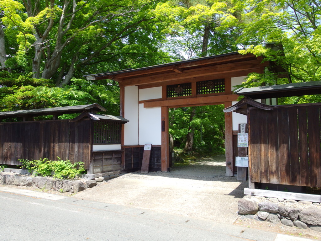 5月上旬晴天の金ケ崎侍屋敷大松沢家入口の門