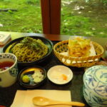 5月上旬晴天の金ケ崎侍屋敷大松沢家新緑を愛でつつ味わう茶そばとかき揚げのセット