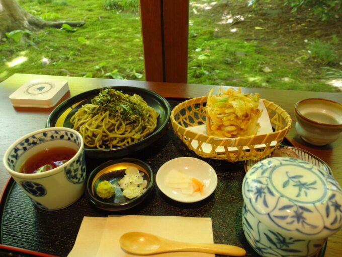 5月上旬晴天の金ケ崎侍屋敷大松沢家新緑を愛でつつ味わう茶そばとかき揚げのセット