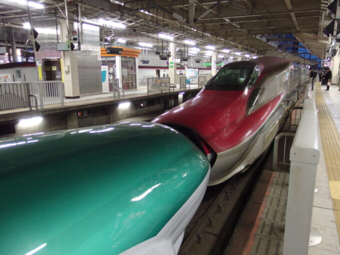 5月上旬仙台駅に入線するE5系はやぶさ号とE6系こまち号併結の東北新幹線東京行き