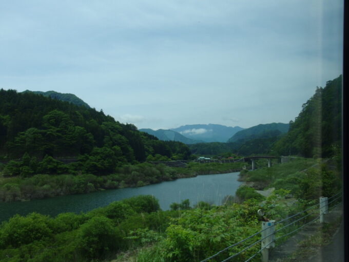 5月上旬奥鬼怒温泉郷玄関口の女夫渕を目指す日光市営バスは鬼怒川に沿って山道を進む