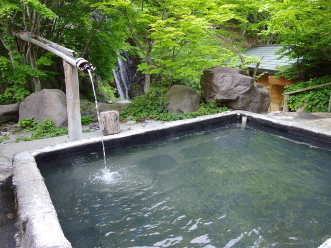 5月上旬関東最後の秘湯の異名を持つ奥鬼怒温泉郷八丁の湯混浴露天風呂雪見の湯