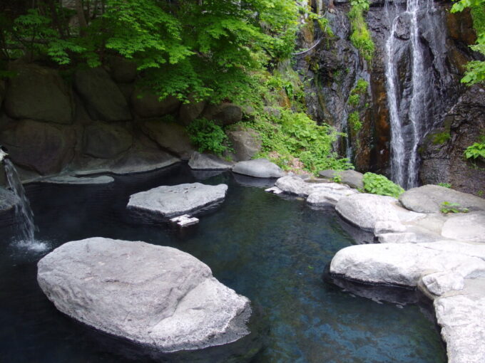 5月上旬関東最後の秘湯の異名を持つ奥鬼怒温泉郷八丁の湯混浴露天滝見の湯