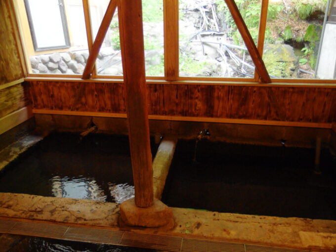 5月上旬関東最後の秘湯の異名を持つ奥鬼怒温泉郷八丁の湯開湯時からある男性専用内湯
