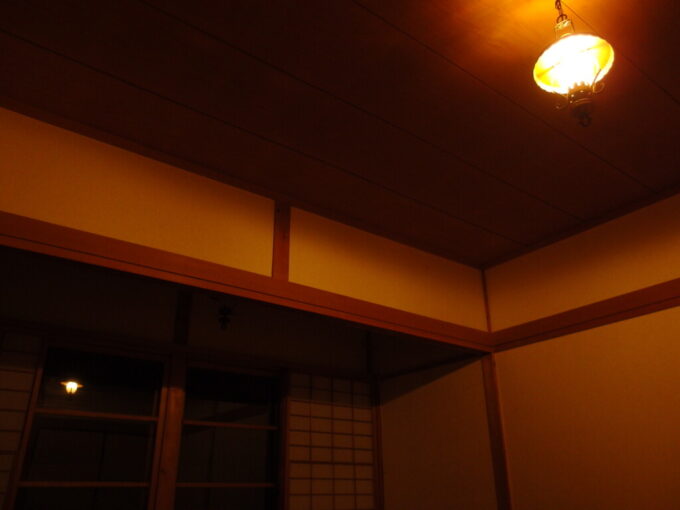 5月上旬関東最後の秘湯の異名を持つ奥鬼怒温泉郷八丁の湯新館和室を照らすぼんやりとしたランプの灯り