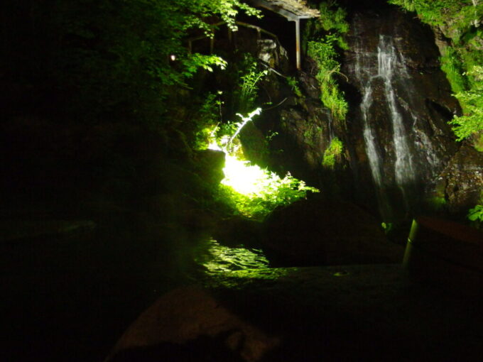 5月上旬関東最後の秘湯の異名を持つ奥鬼怒温泉郷八丁の湯ライトアップされた滝と新緑を愛でつつ浸かる滝見の湯