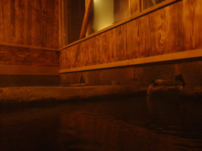 5月上旬関東最後の秘湯の異名を持つ奥鬼怒温泉郷八丁の湯夜の風情溢れる内湯