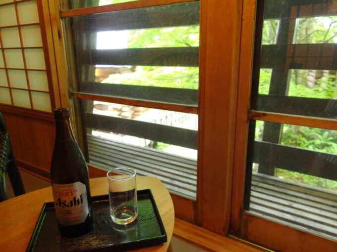 5月上旬関東最後の秘湯の異名を持つ奥鬼怒温泉郷八丁の湯湯上りに窓辺で味わう瓶ビール