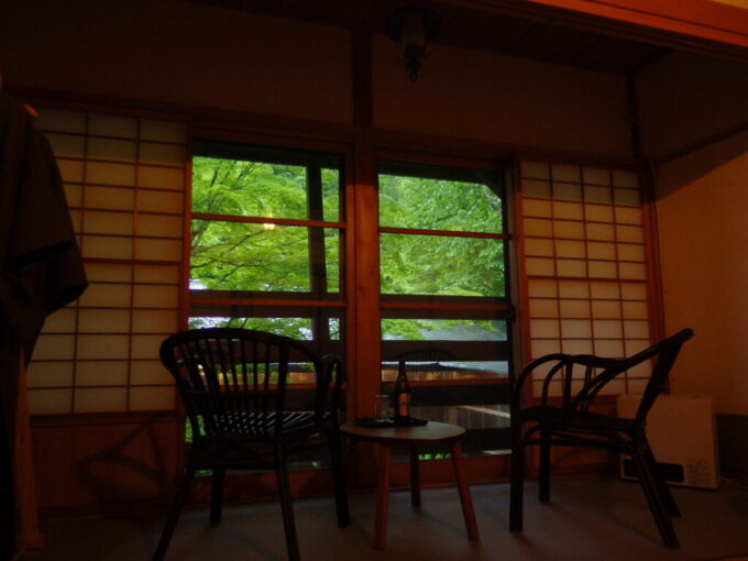 5月上旬関東最後の秘湯の異名を持つ奥鬼怒温泉郷八丁の湯薄暗い部屋から暮れゆく緑をぼんやり眺める