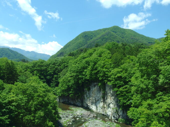 5月上旬日光市営バス鬼怒川温泉女夫渕線車窓から望む白い岩盤が印象的な峡谷美