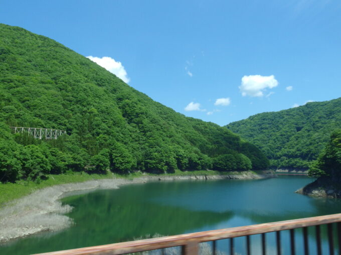 5月上旬日光市営バス鬼怒川温泉女夫渕線車窓から望む八汐湖の始まり