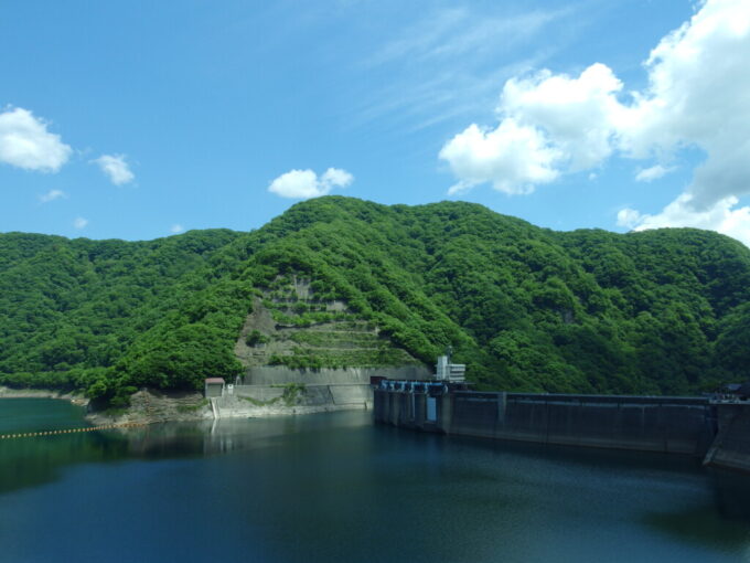 5月上旬日光市営バス鬼怒川温泉女夫渕線車窓から望む川治ダムの重厚な堤体