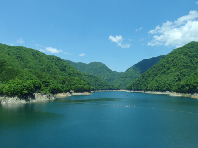 5月上旬日光市営バス鬼怒川温泉女夫渕線車窓から望む八汐湖の雄大な姿