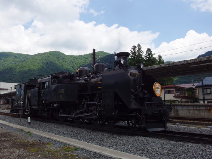 5月上旬晴天の鬼怒川温泉駅折り返し待ちのSL大樹に生きた蒸気機関車の息吹を感じる