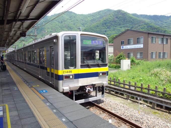 5月上旬晴天の鬼怒川温泉駅20400型普通電車下今市行き