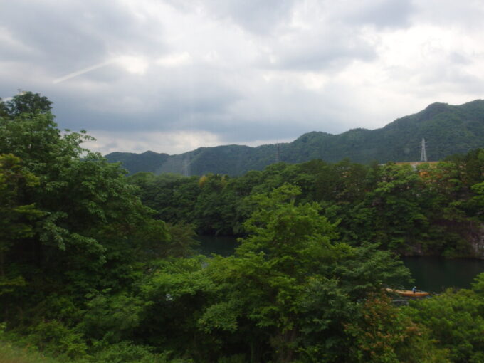 5月上旬晴天の鬼怒川温泉駅を発った東武鬼怒川線20400型各駅停車下今市行き車窓から眺める鬼怒川ライン下りの舟