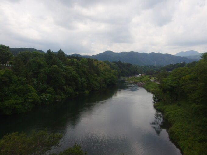 5月上旬東武鬼怒川線は鬼怒川の流れを渡る