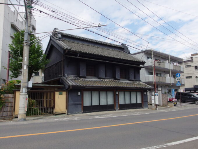 5月下旬蔵の街小江戸栃木塚田歴史伝説館の向かいに建つ黒塗りの見世蔵