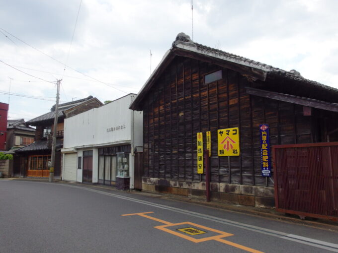 5月下旬蔵の街小江戸栃木嘉右衛門町伝統的建造物群保存地区渋いホーロー看板が目を引く木造建築