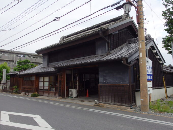 5月下旬蔵の街小江戸栃木嘉右衛門町重要伝統的建造物群保存地区黒漆喰と木の風合いがうつくしい平澤商事