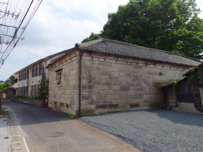 5月下旬蔵の街小江戸栃木嘉右衛門町伝統的建造物群保存地区の裏通りに佇む重厚な石蔵