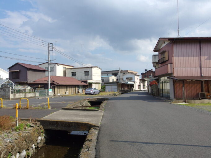 5月下旬蔵の街小江戸栃木嘉右衛門町伝統的建造物群保存地区の生活感溢れる裏通り