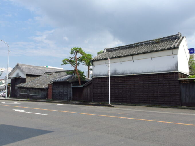 5月下旬蔵の街小江戸栃木日光例幣使街道沿いに建つ櫻井肥料店の連なる建物