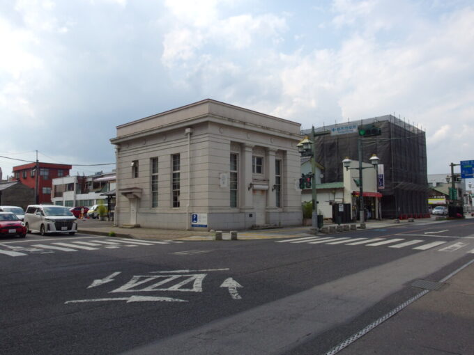 5月下旬蔵の街小江戸栃木蔵の街大通り沿いに建つ昭和初期建築の旧足利銀行栃木支店