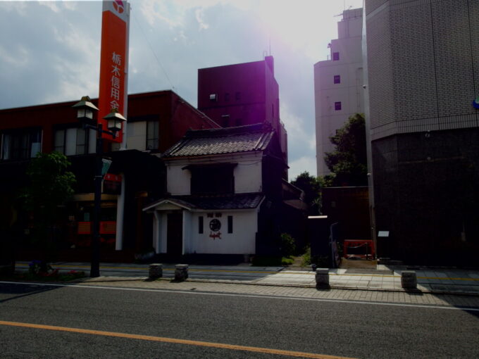 5月下旬蔵の街小江戸栃木蔵の街大通り沿いの蔵風に装飾された渋い建物