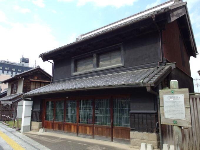 5月下旬蔵の街小江戸栃木蔵の街大通り沿いに建つ江戸時代築の古久磯提灯店見世蔵