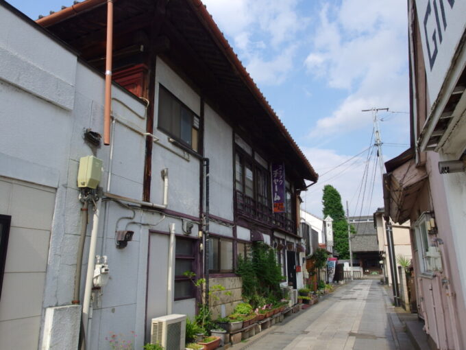 5月下旬蔵の街小江戸栃木渋い理容室とスナックに挟まれたお寺への参道